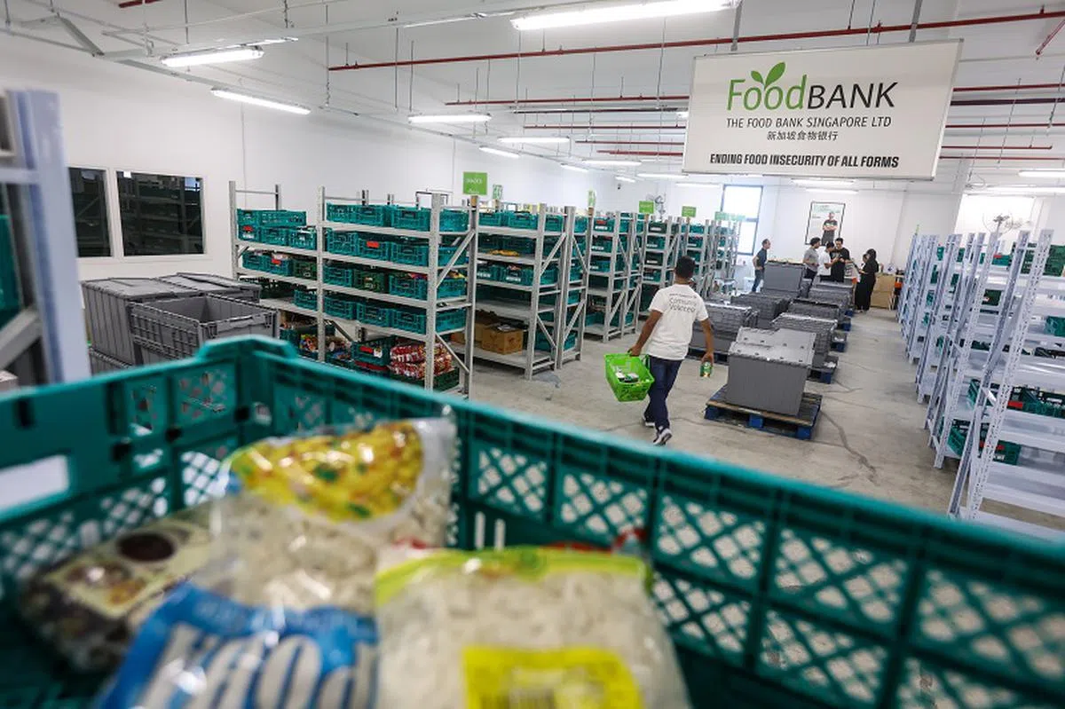 食物银行的现金和补助金捐款，从2021年的421万3000新元，降至去年的229万新元。图为食物银行的货仓。（联合早报）