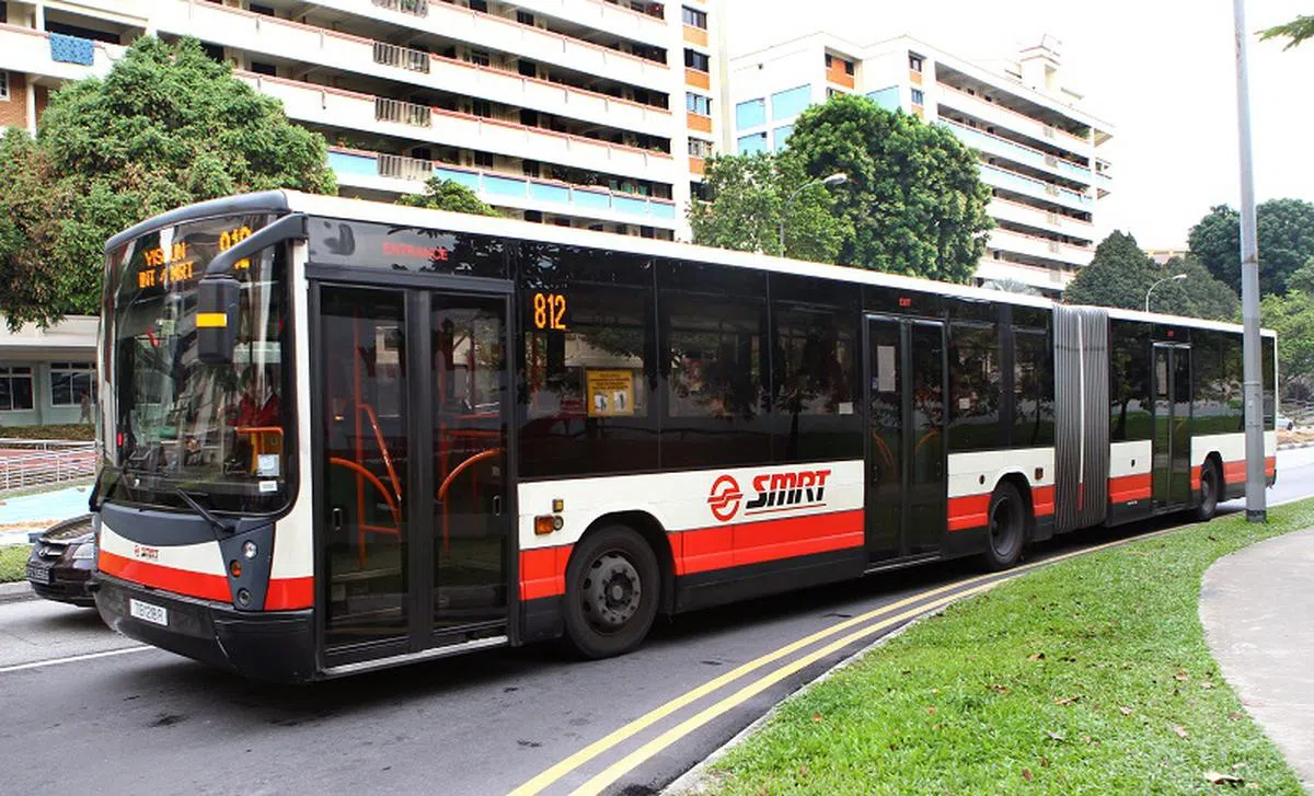 有网民建议，应在巴士底层增设座位或推出更多双节巴士，以方便年长乘客。（联合早报）