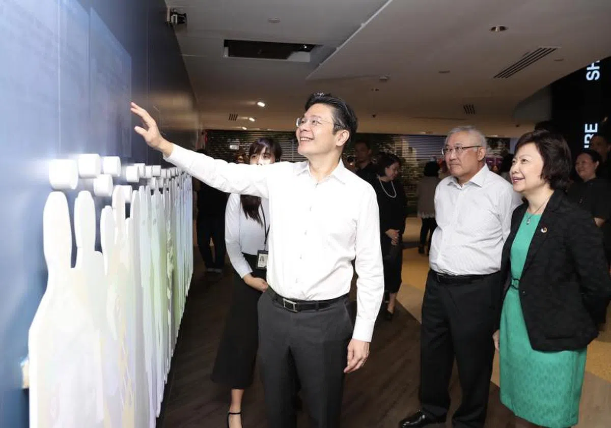  国家发展部长黄循财今早参观建屋局的新展厅。（新明日报） 