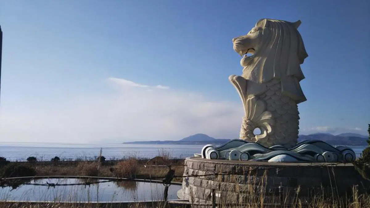  伫立日本北海道函馆海湾的鱼尾狮建于1989年，象征新日两国的友情。（联合早报） 