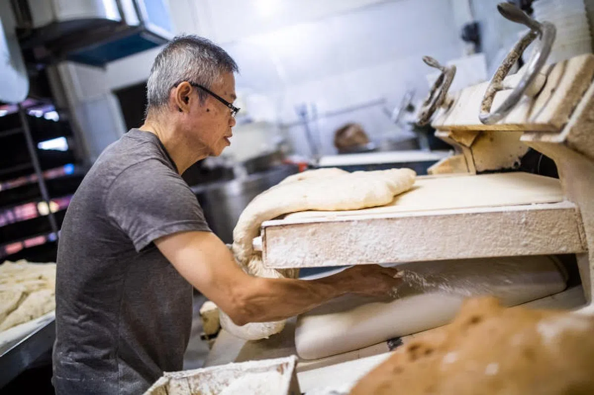  新丰隆面包厂的师傅正在做面包。（新明日报） 