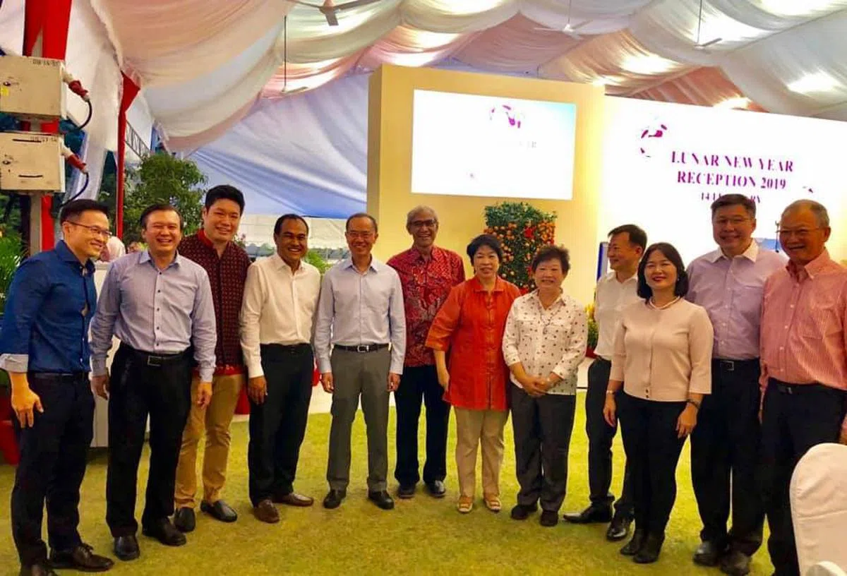  曾经担任阿裕尼集选区议员的前外交部长杨荣文（左五）、  前外交部高级政务部长再诺（左六）、前总理公署部长、财政部兼交通部第二部长陈惠华（左七）以及潘惜玉（左八）昨天傍晚一起出现在总理元宵节晚宴上。（取自杨荣文面簿） 