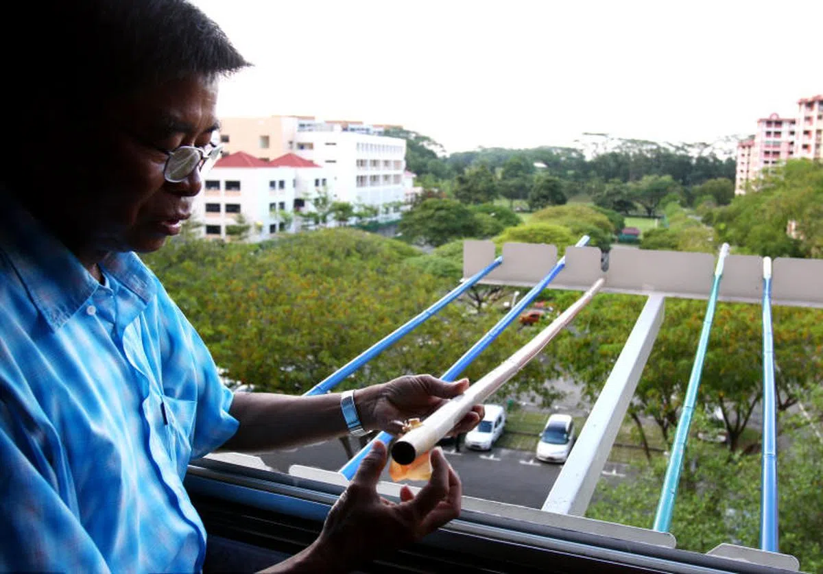 新的T形衣架，在使用时必须将竹竿另一头插入斜杠中，再定位于墙壁这端的圆杠里。最大的缺点：难以清洗T型晒衣架。（联合早报）