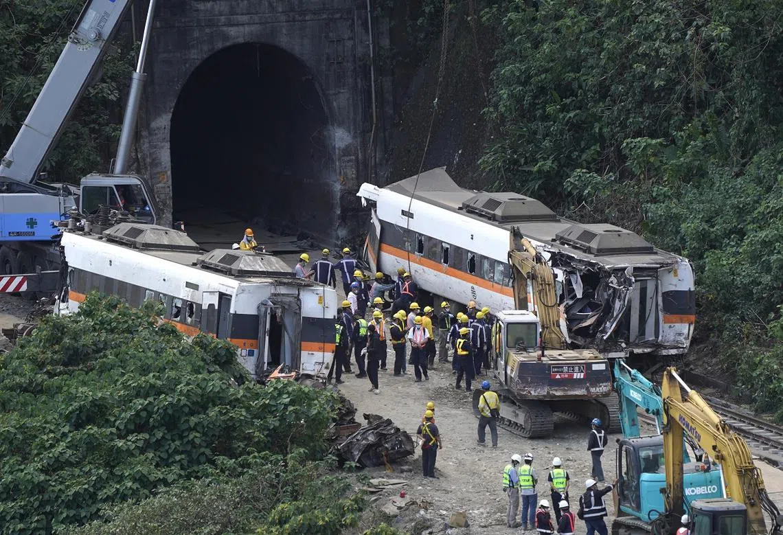 工程人员将太鲁阁号损伤严重的第六节车厢（左）和第七节车厢（右）从清水隧道中拖出。（香港中通社）