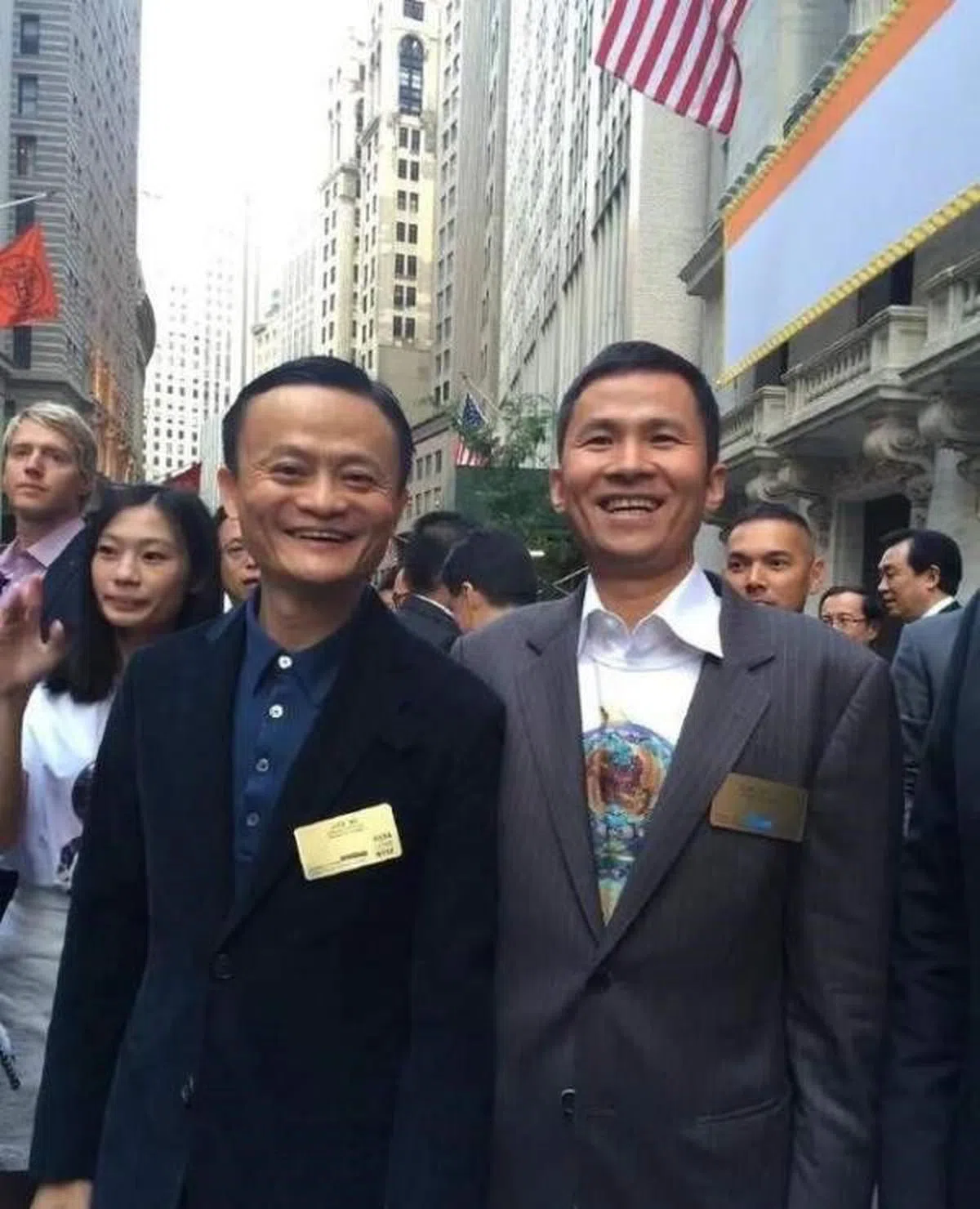  阿里巴巴在美国上市时，钱峰雷（右）就站在马云身边。（互联网） 