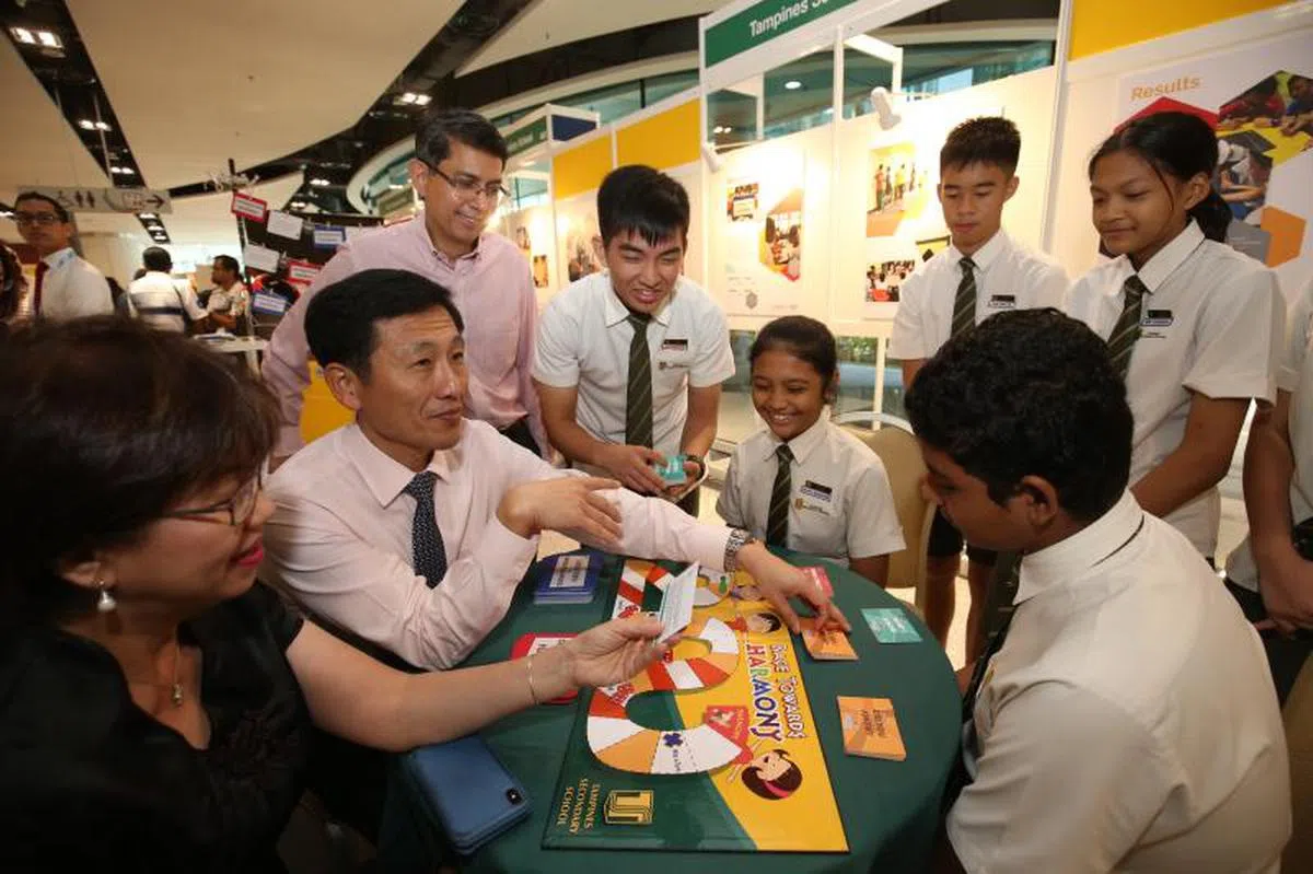  王乙康和学生交流。（联合早报） 