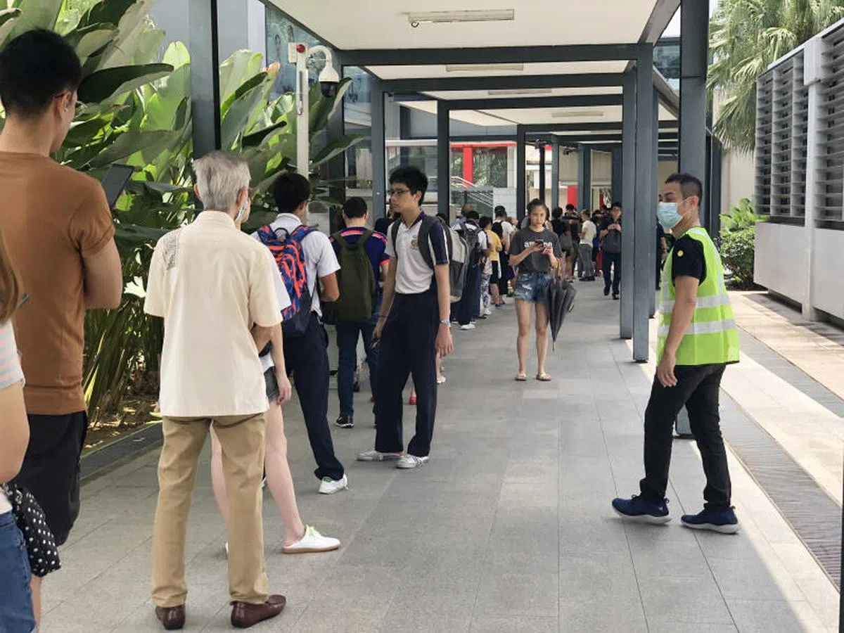  许多商场外头都聘请了保安人员来维持秩序。（联合网晚报） 