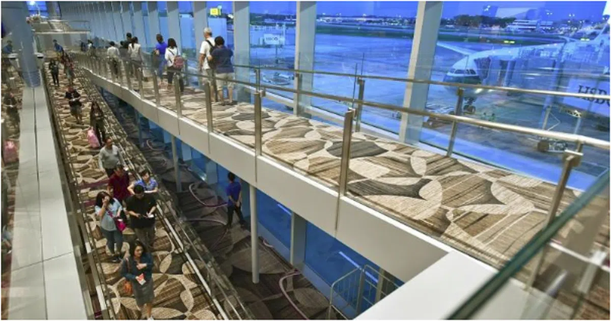  昨早6时许，国泰CX650航班成为首趟从T4起飞的航班，约250名乘客率先使用一整套“快捷与顺畅通行”自助登机系统。（海峡时报） 