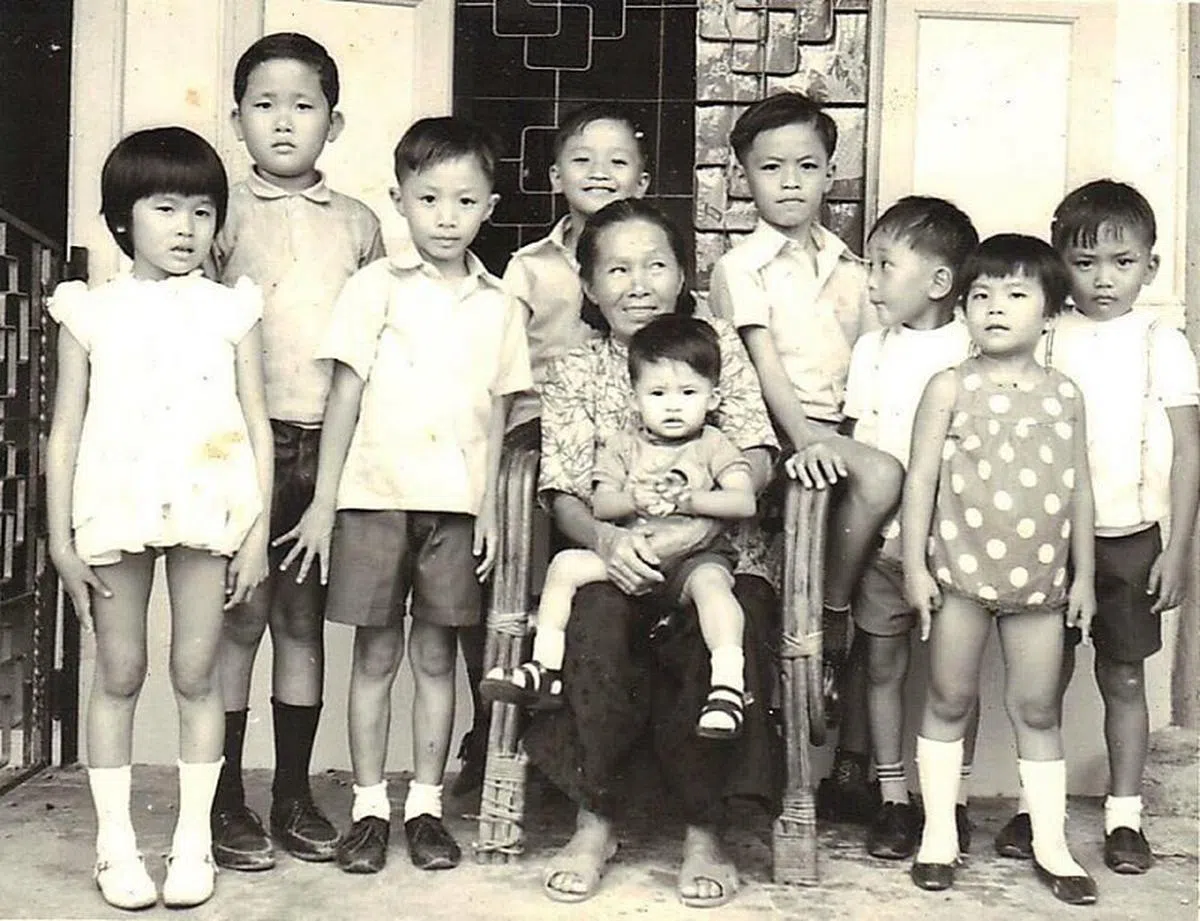  多么美好的大家庭，当年最小的我总是在中心。（作者提供） 