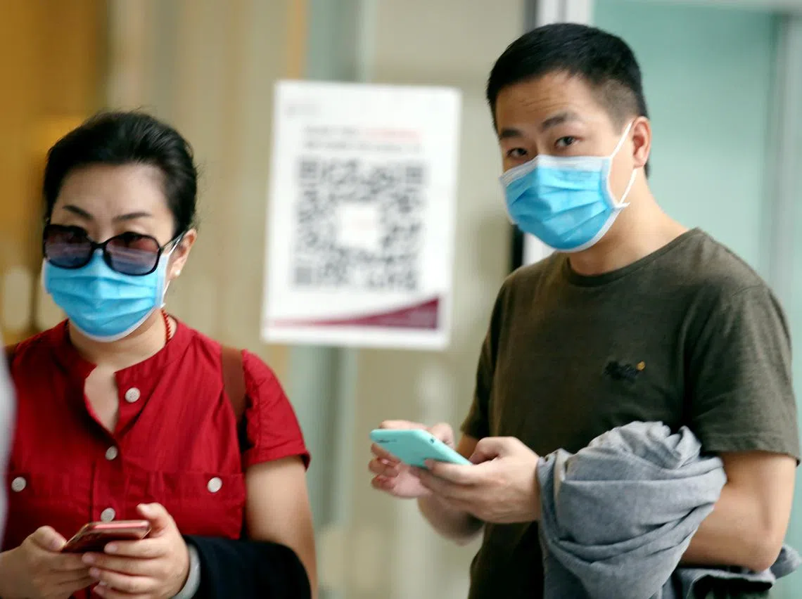 胡俊（右）及石莎（左）涉嫌提供假资料给卫生部人员。（海峡时报）