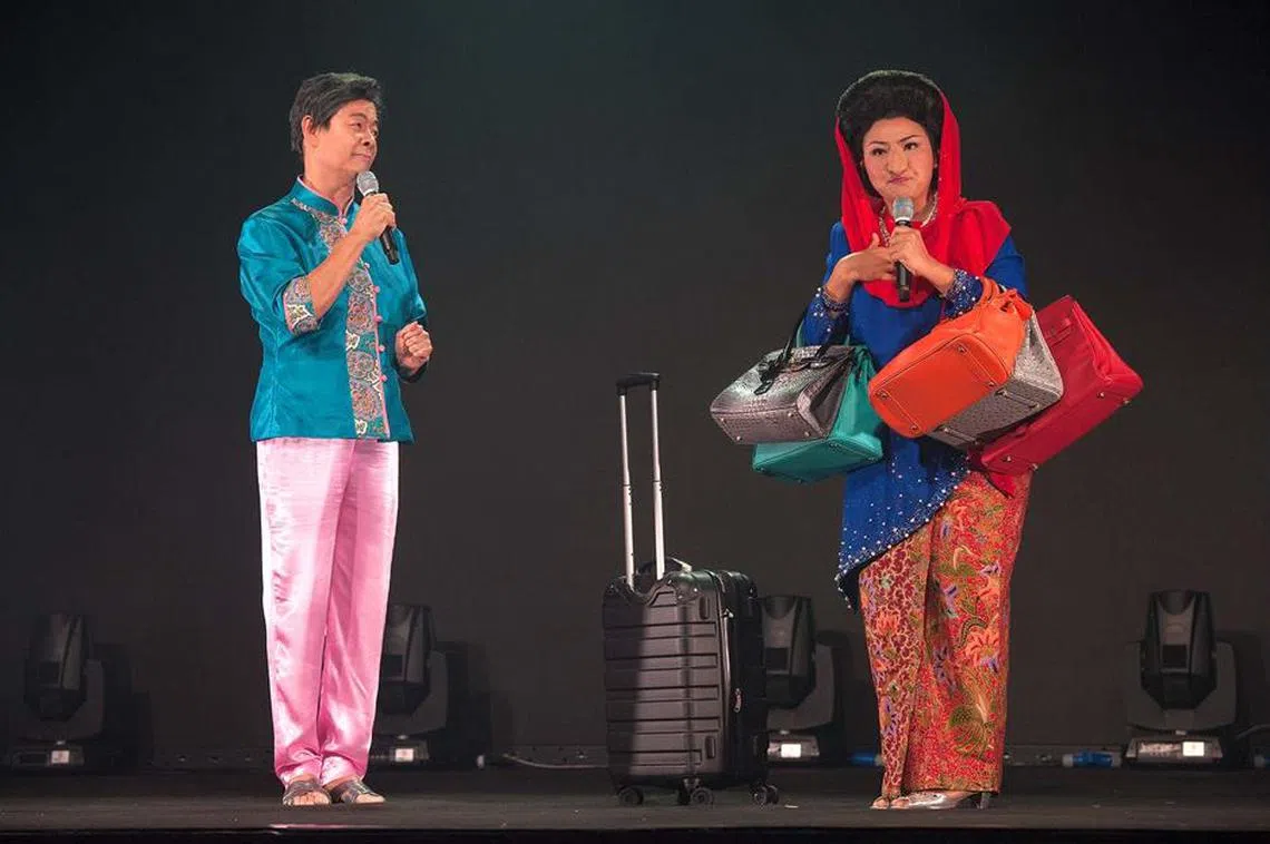 知名剧场演员王爱仁（Ivan Heng，左）扮演“晶”，Siti Khalijah Zainal（右）饰演罗斯玛，两人一唱一和，针贬时政，辛辣幽默。（王爱仁面簿）