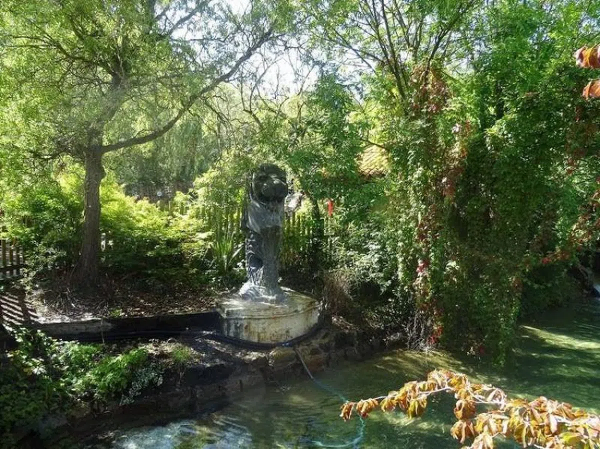  这只在英国的鱼尾狮站在水池边，仿佛随时要一跃入水。（互联网） 