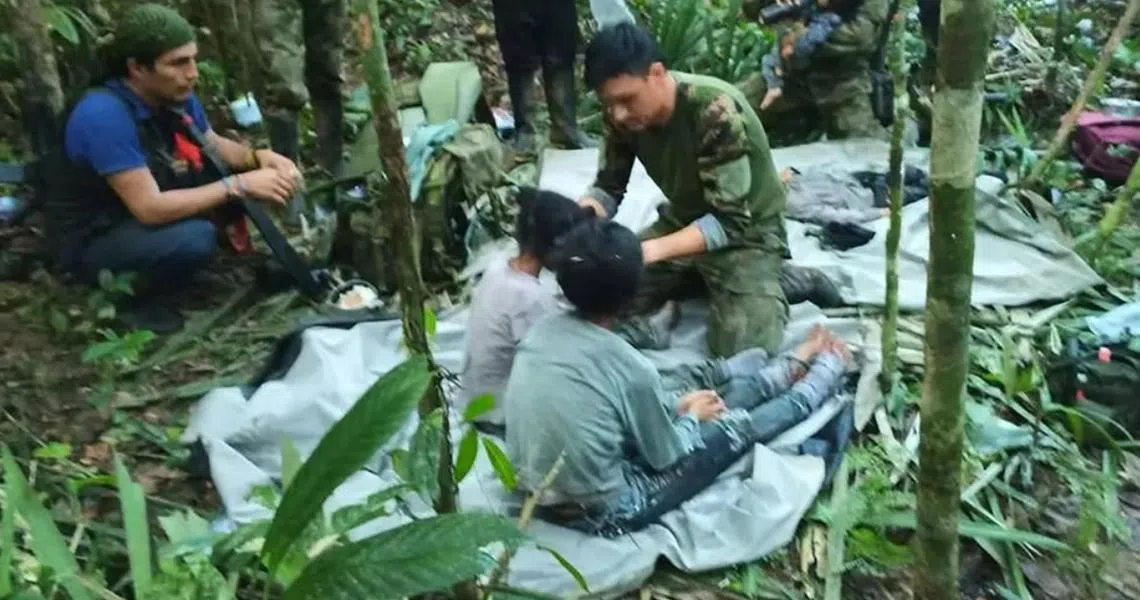 哥伦比亚军方的搜救团队，在坠机地点5公里外的空地发现失踪40天的四名儿童。（路透社）