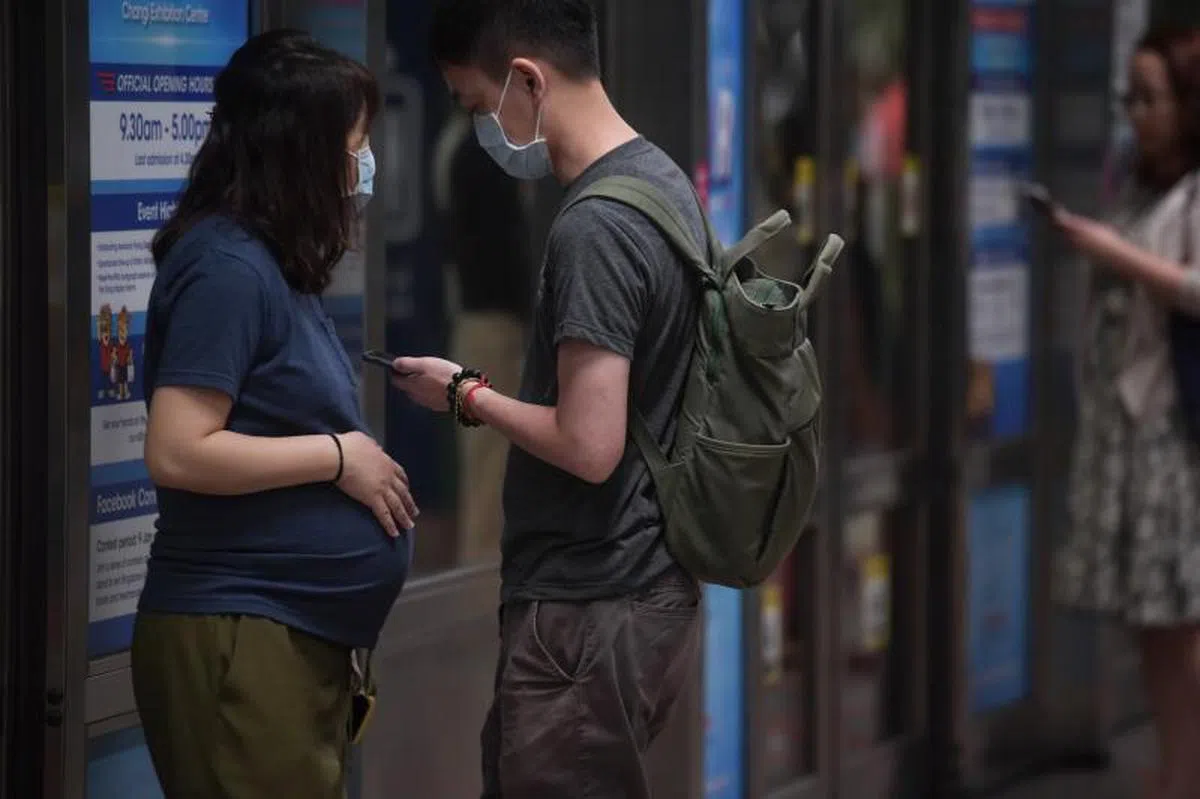 一些公司发现，延长产假有助于减低女性员工离职率。（海峡时报）