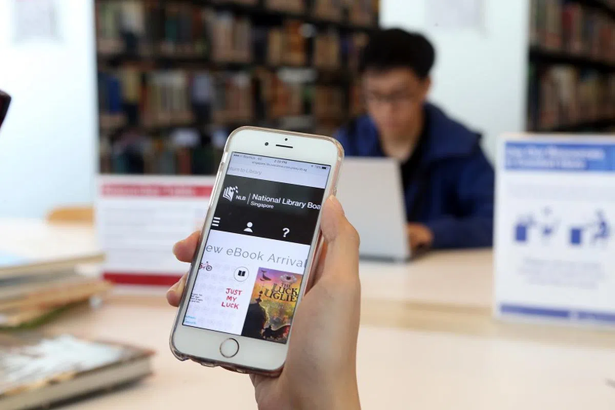 专家指出，许多学生并不清楚如何使用手机阅读。（联合早报）