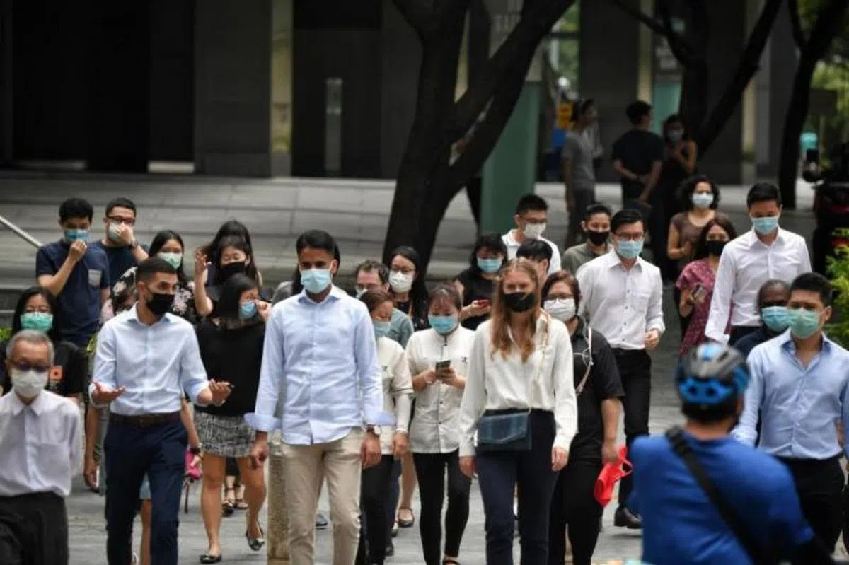  大部分雇主仍对明年的薪金调整抱持观望态度。（海峡时报） 