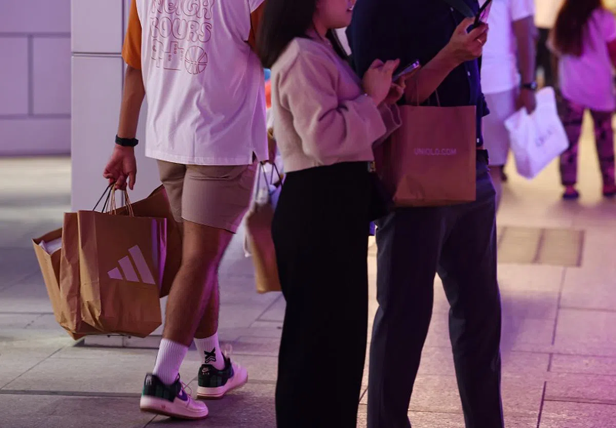 一些人在社交圈子或工作场合中，免不了要给朋友同事买圣诞礼物，不知该送什么可能会让人感到压力。（商业时报）