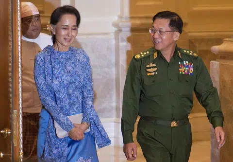 缅甸三军总司令敏昂来（右）是逮捕翁山淑枝（左）军事政变的关键人物。（法新社）