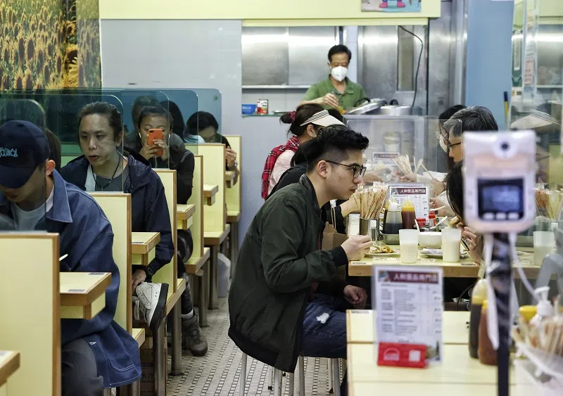 在兩餸饭风靡全港之际，香港上周已允许餐馆堂食人数每桌增至八人。（中新社）