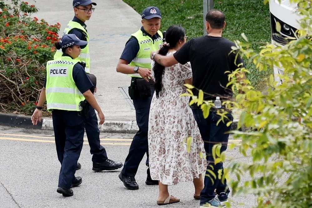 警方以疏忽驾驶导致他人死亡的罪名，逮捕了38岁的女驾驶员。 