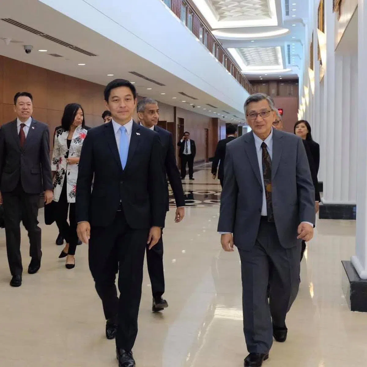  国会议长陈川仁（左）率团访马，右为马国下议院议长莫哈末阿里夫。（陈川仁面簿） 