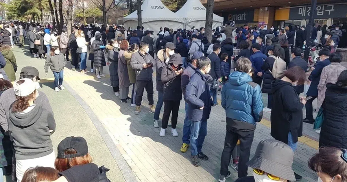 庞大人潮在分店外排队购买口罩。（路透社） 