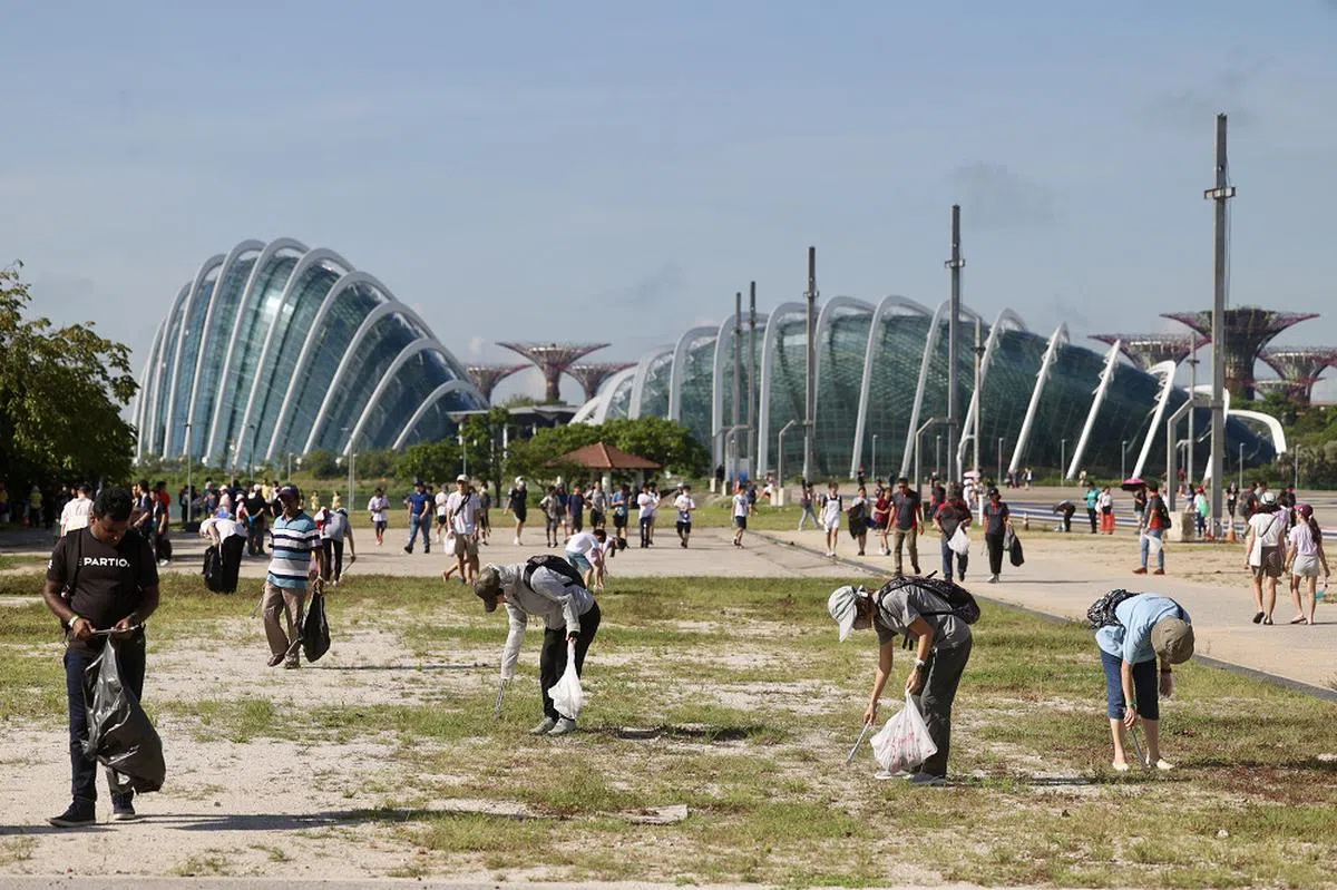 你要在办公室吹冷气，还是跟同事一起当义工捡垃圾？（联合早报）