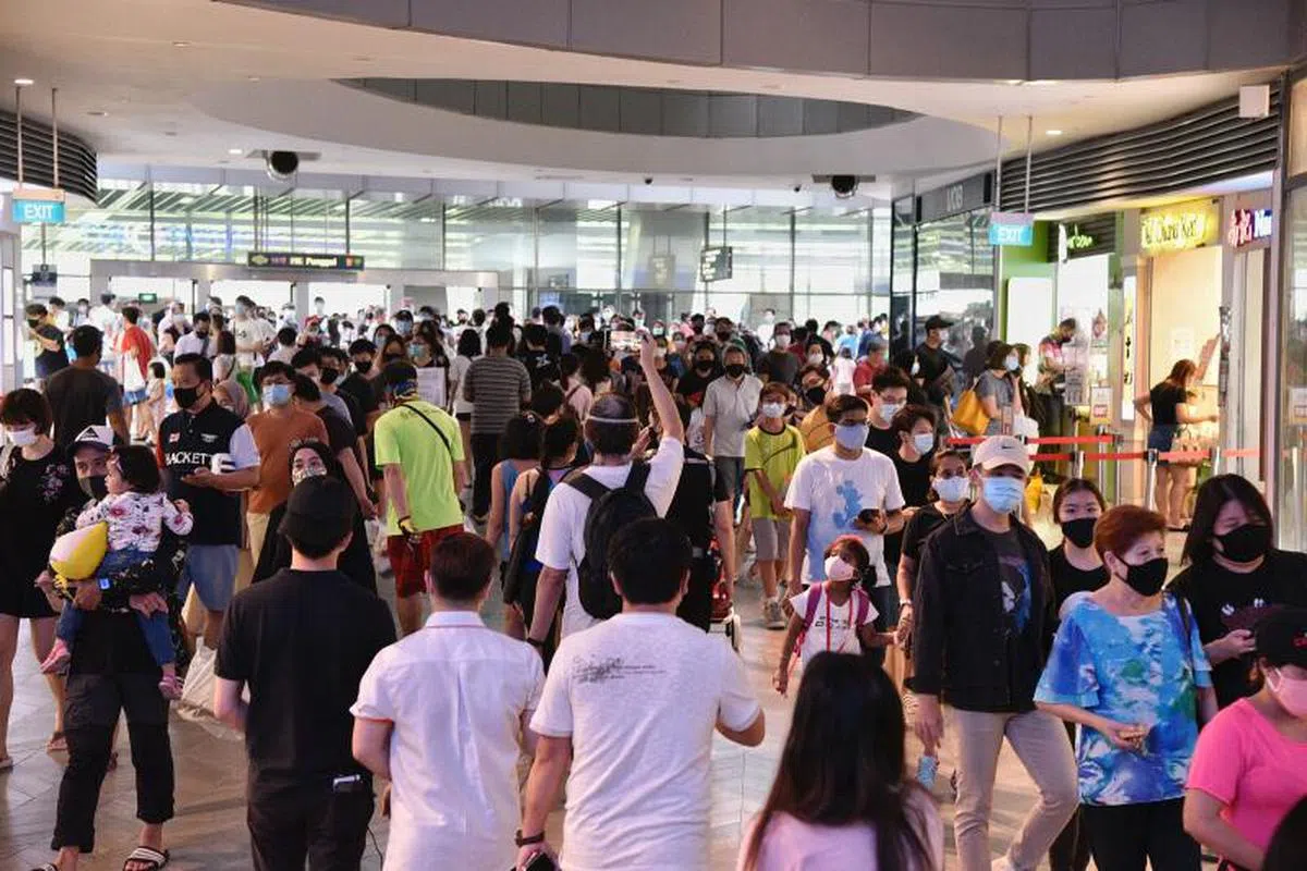  解封第二阶段，榜鹅水滨坊的人潮 