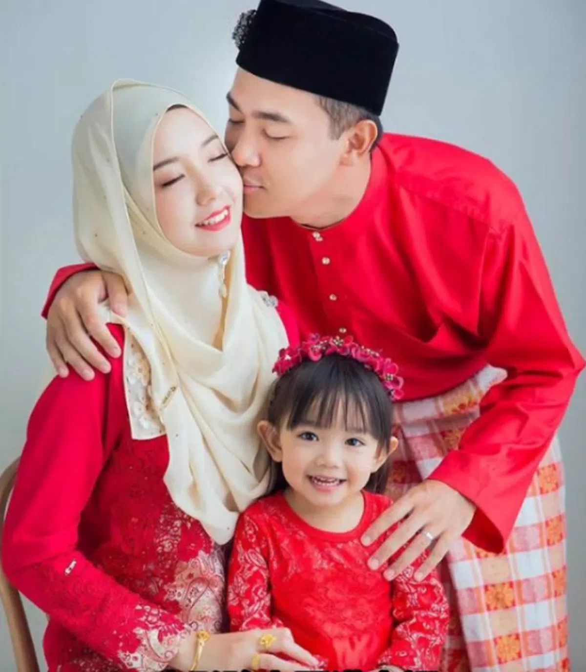  女儿取名为“杨宝怡”。（佳礼视频截图） 