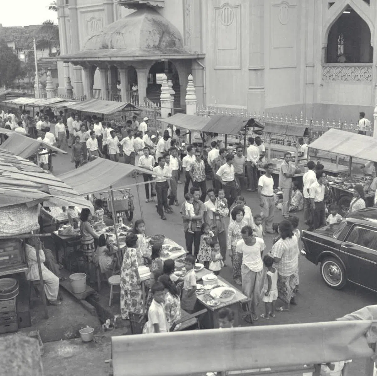  1965年巴梭拉街（Bussorah Street）的流动小贩出售各种各样食品，如蛋糕、点心和糖果等。（Low Yew Kong) 