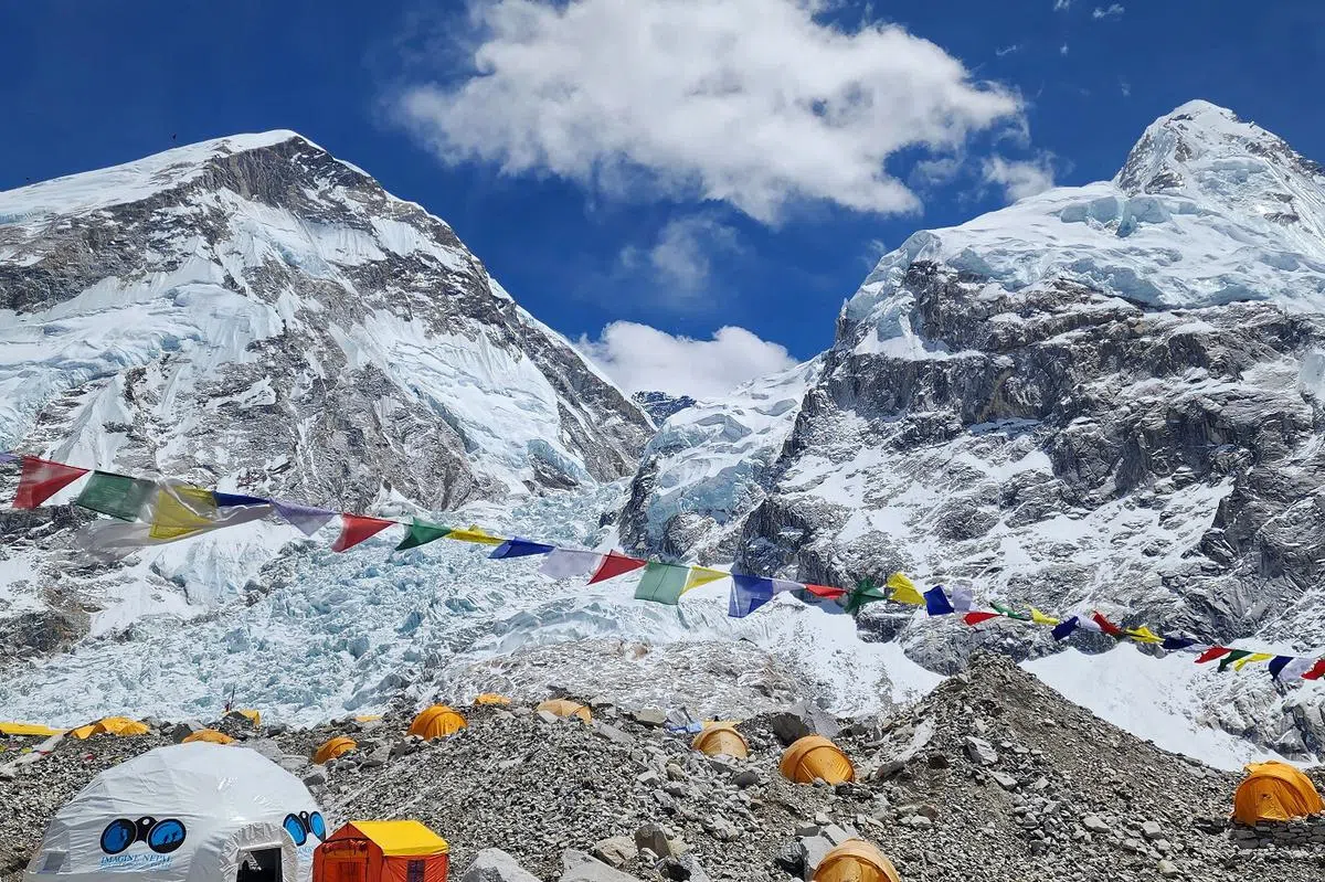 珠峰大本营随处可见登山者的帐篷。（法新社）