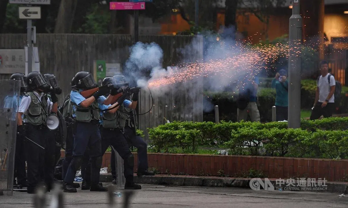  香港警方向示威群众发射催泪弹。（中央社） 