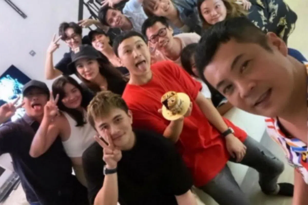  艺人徐鸣杰在社媒Instagram上与多人合照纪念聚会，被公众发现违反禁止超过五人聚集的安全措施。（徐鸣杰Instagram） 