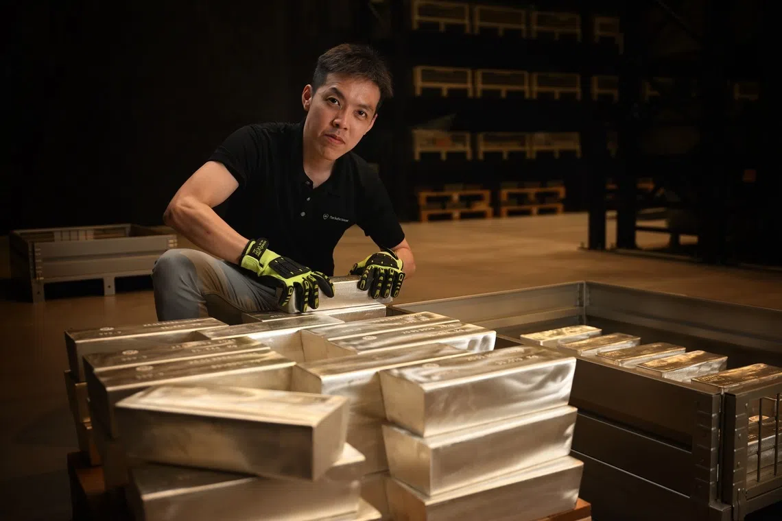 金库经理沈天杰。他说，公司的金库不只是一个普通的仓库，而是要让客户有全然不同的体验。场内设有休息区，甚至还有咖啡吧，让客户和访客可以坐下来喝杯饮品。