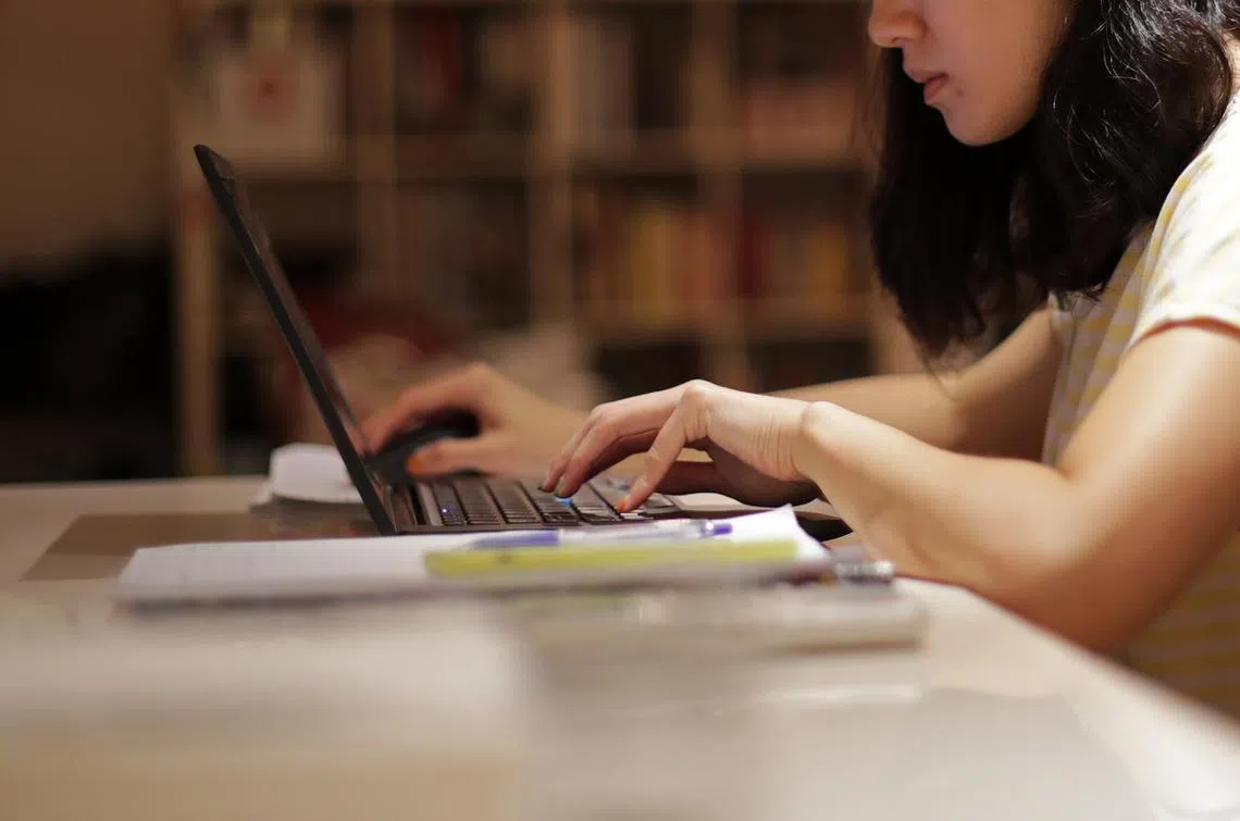 一些员工瞒着雇主多打一份工，被称为过度就业一族。（海峡时报）