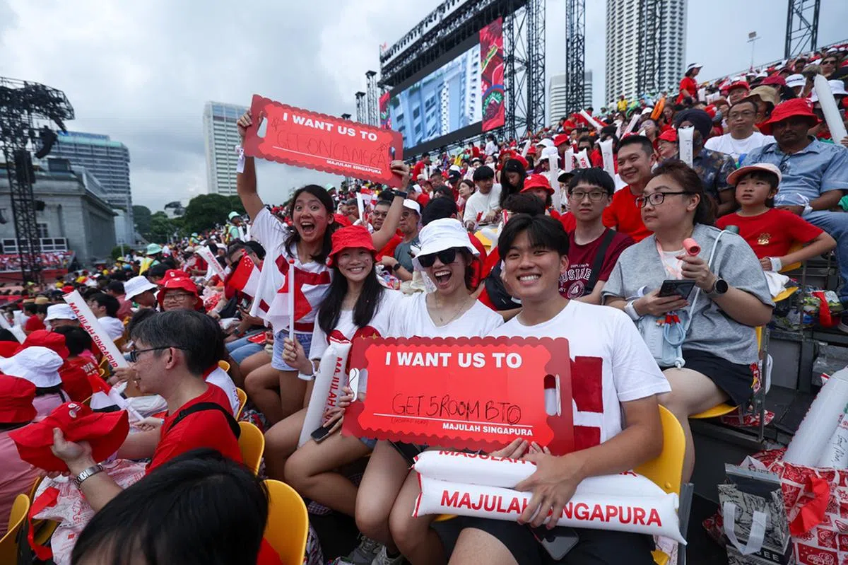 想要一间五房式预购组屋的这两位，如果在庆典隔天追踪新闻，得知建屋发展局将在2025年至2027年之间推出约5万5千个预购组屋单位，应该会感到雀跃吧？（联合早报）
