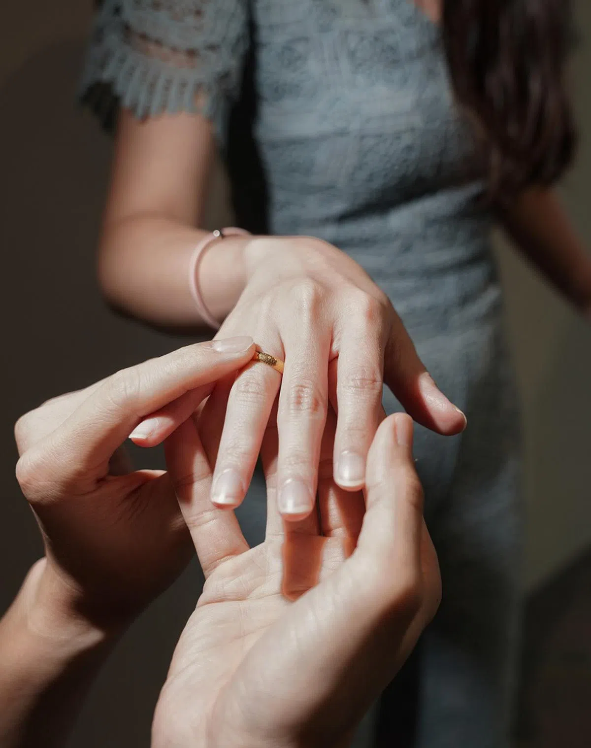 被告分别在新加坡与毛里求斯与两名女子注册结婚。（联合晚报示意图）