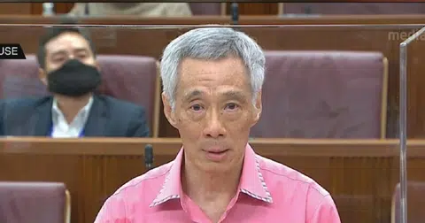 李显龙总理今天在国会辩论政府施政方针时一度哽咽，热泪盈眶。（截自视频）