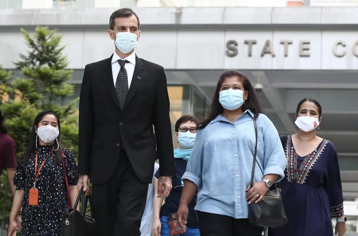  阿尼尔（左）成功为莉雅妮（右）洗脱罪名。（联合早报） 