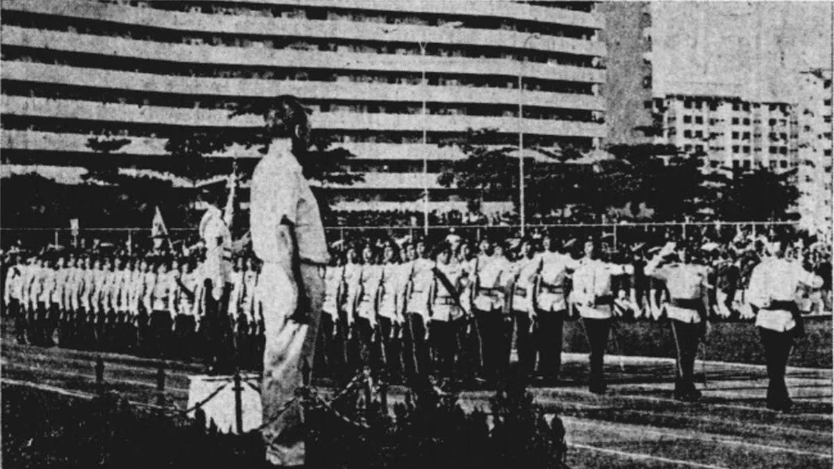 建国总理李光耀在大巴窑体育场检阅仪仗队。（NewspaperSG截图）