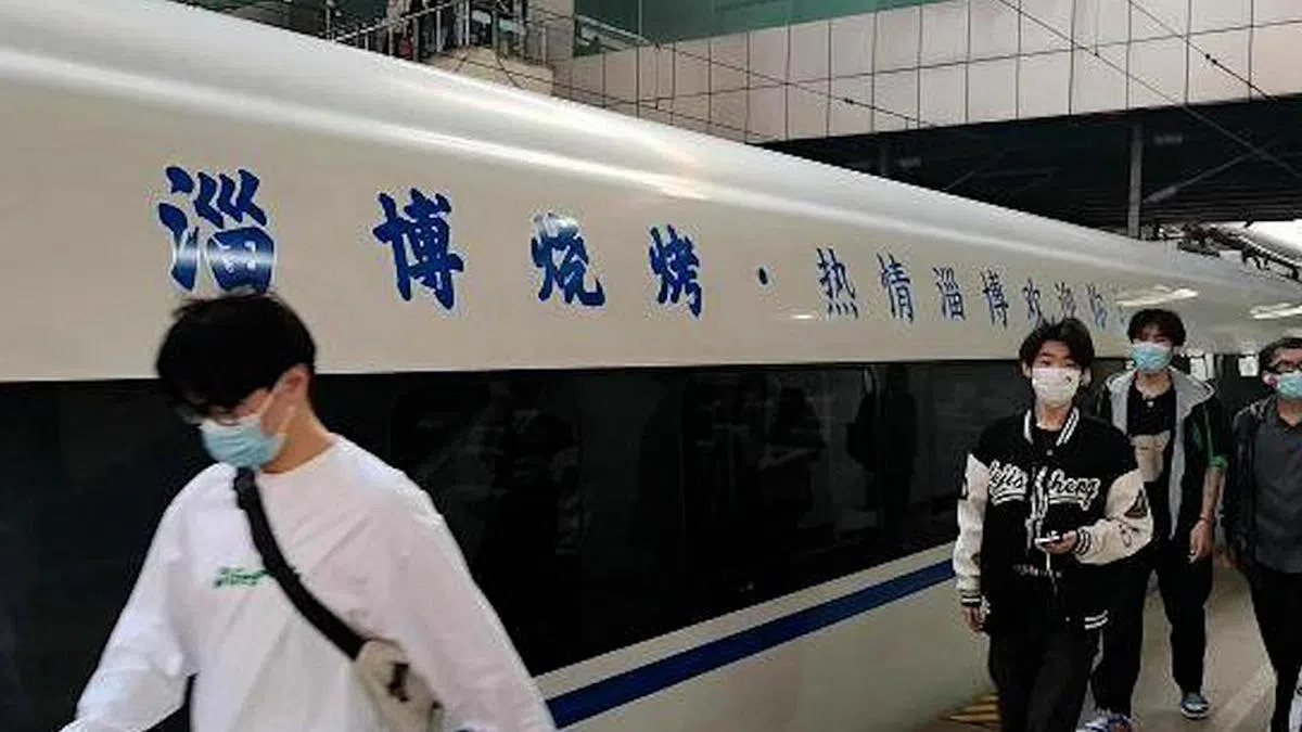 淄博官员增加了前往当地的快车趟次，还有专属的“烤串列车”。（取自推特）