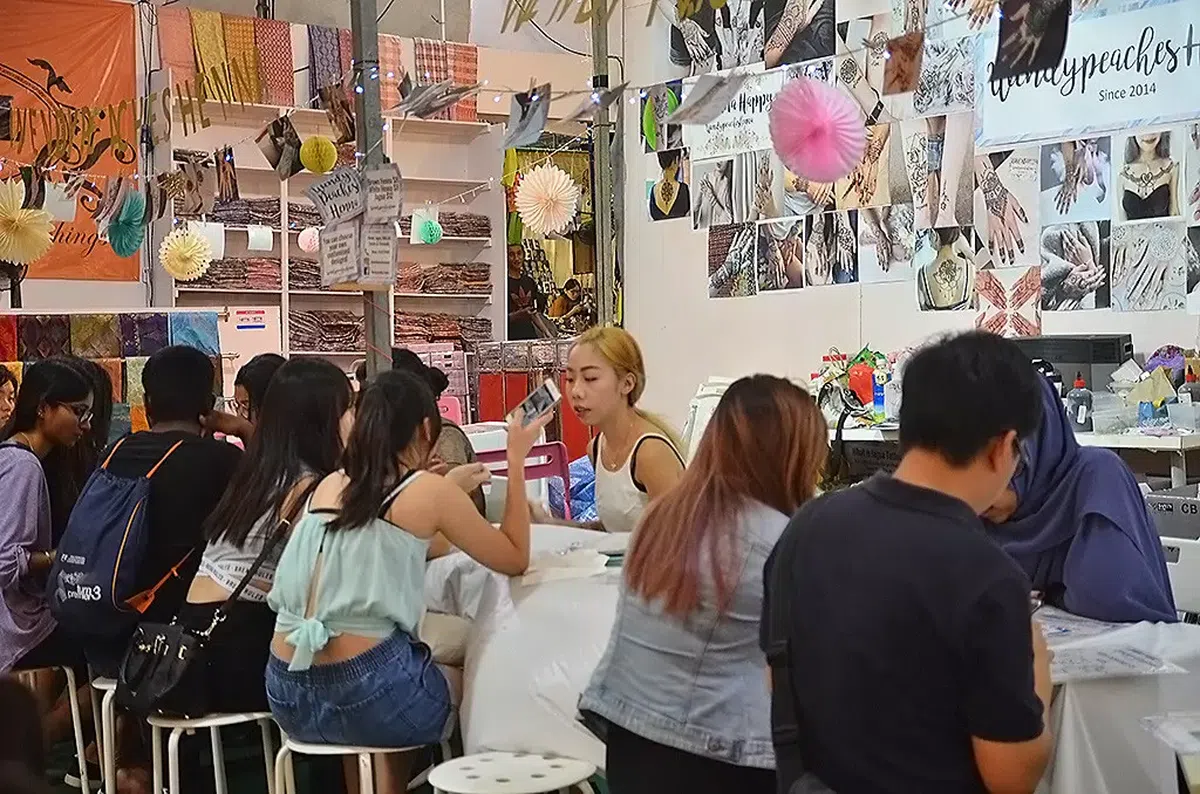  芽笼士乃夜市年年爆满，无论是什么种族的朋友都会去品美食、画汉娜、购物。（Scribbling Geek） 