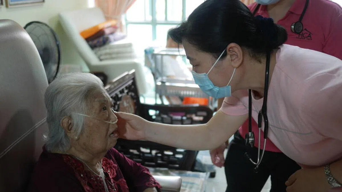 在居家慈怀疗护服务下，苗岚看访病患。（新明日报）