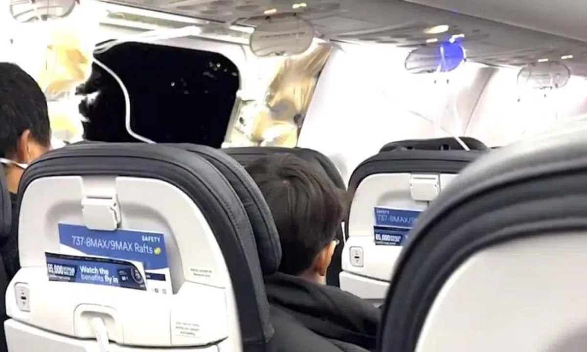 阿拉斯加航空一架音737 Max 9型客机在飞行途中突然门板脱落，让不少机上乘客吓出一身冷汗。（视频截图）