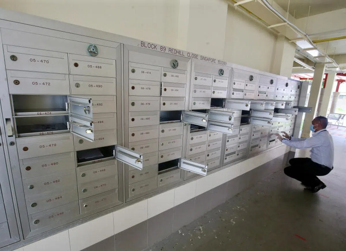  邮差今早到场查看被撬开的信箱。（联合晚报） 