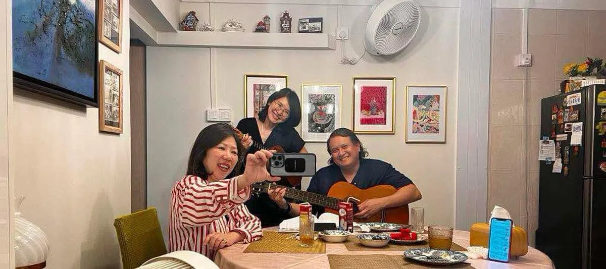 从邻居变成同学到永远的马来好友拉欣（右）与华族妻子雪琳娜（左），在家中与作者一起弹奏音乐欢聚。（作者提供）