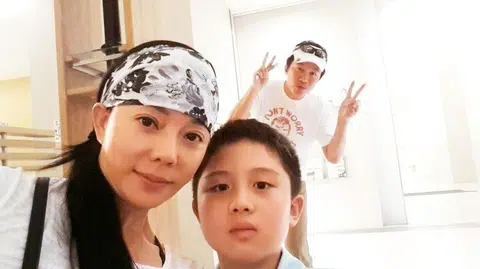 台湾艺人狄莺（左）与儿子孙安佐（右）及先生孙鹏（站在后方）的合照。（互联网）