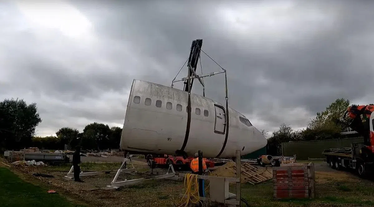 史蒂文网购机身后，请运输公司利用起重机帮忙，约三个多月才把它送抵住家。（视频截图）