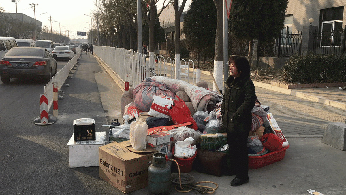  北京大兴区重大火灾事故后被当局驱赶而无处安身的民工。（互联网） 