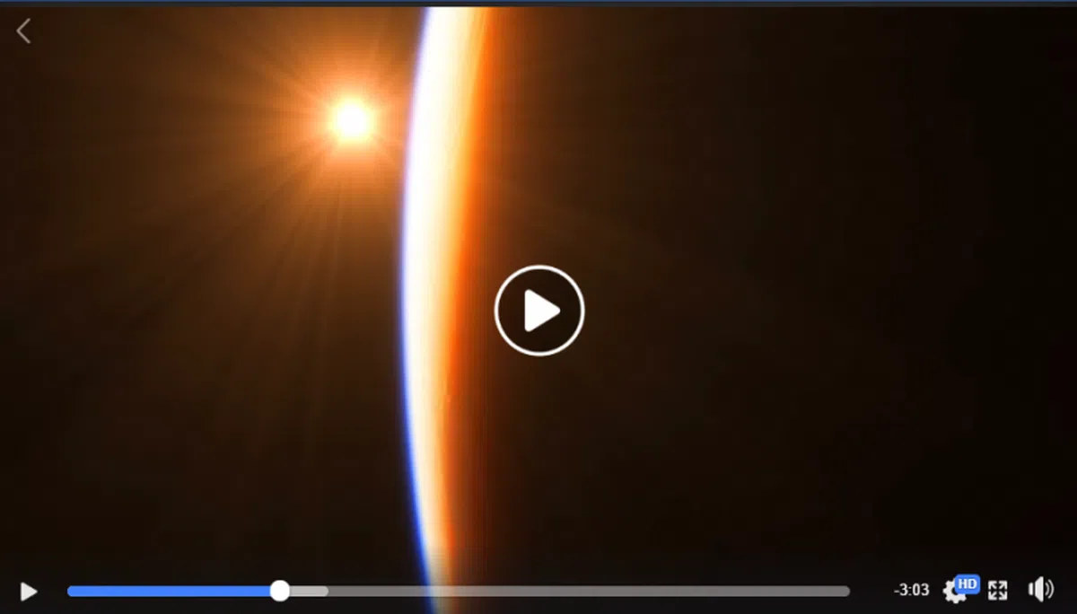  太阳在地球曲线边缘犹如闪闪发光硬币的画面。（视频截图） 